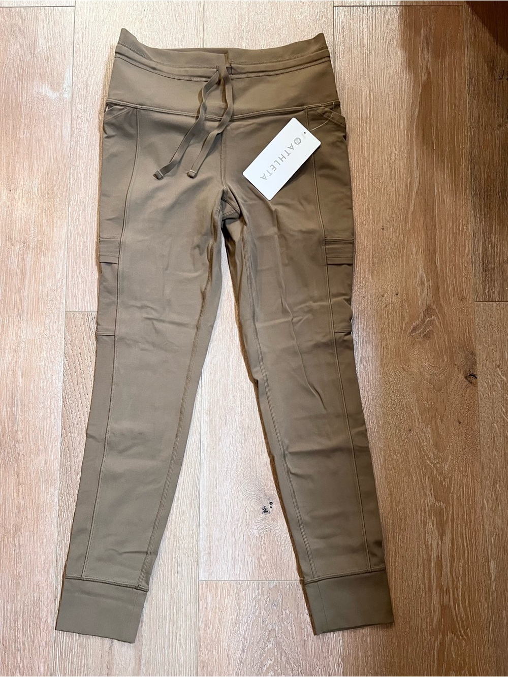 NWT! $109 Athleta salutation stash cargo tight leggings clay tan medium m